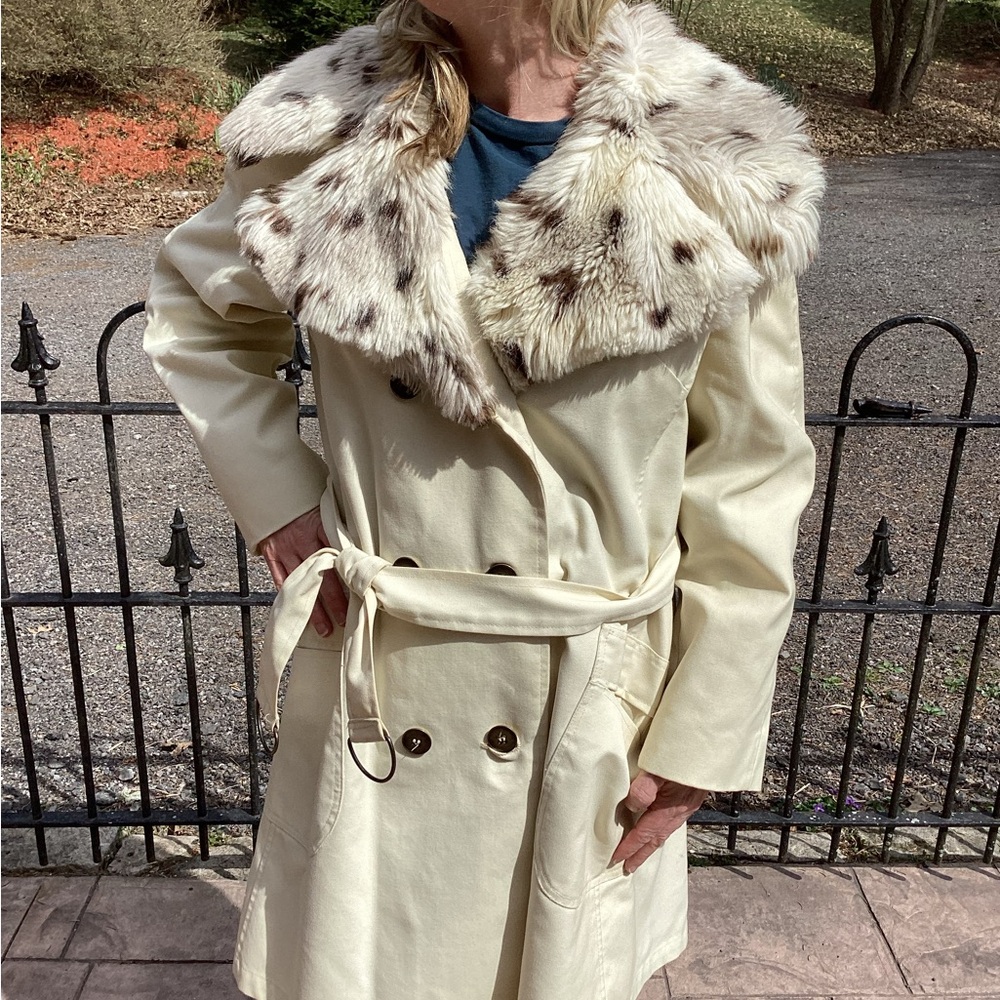 Vintage Elegant Cream Double-Breasted Trench Coat w Faux Fur Collar